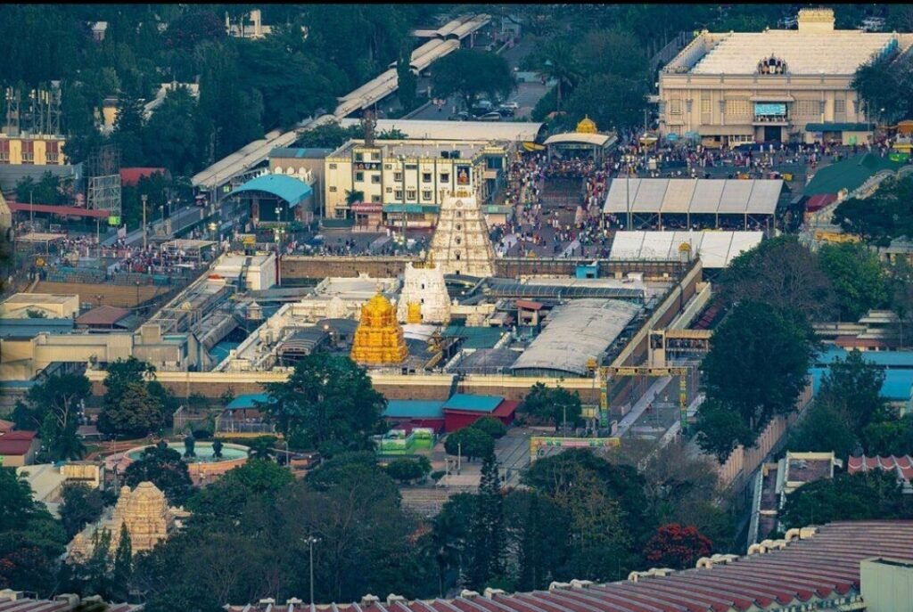 తిరుమలలో భక్తుల రద్దీ కొనసాగుతోంది.. 93 వేల మందికి పైగా శ్రీవారి దర్శనం