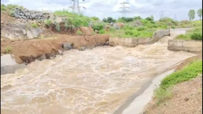 ఖమ్మం సీతారామ ప్రాజెక్టులో రాజీవ్ లింక్ కెనాల్ సైడ్ బర్మ్‌లు దెబ్బతిన్న దృశ్యం