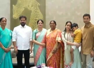 Telangana : సీఎం రేవంత్ రెడ్డికి రాఖీ కట్టిన కొండా సురేఖ Telangana CM Revanth Reddy with ministers Konda Surekha and Seethakka on Raksha Bandhan Image Title: