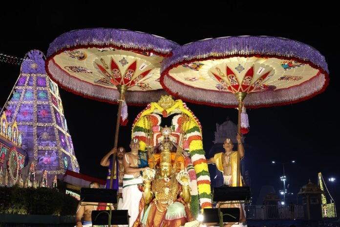 తిరుమలలో గరుడ వాహనంపై దర్శనమిచ్చిన శ్రీ మలయప్ప స్వామివారు